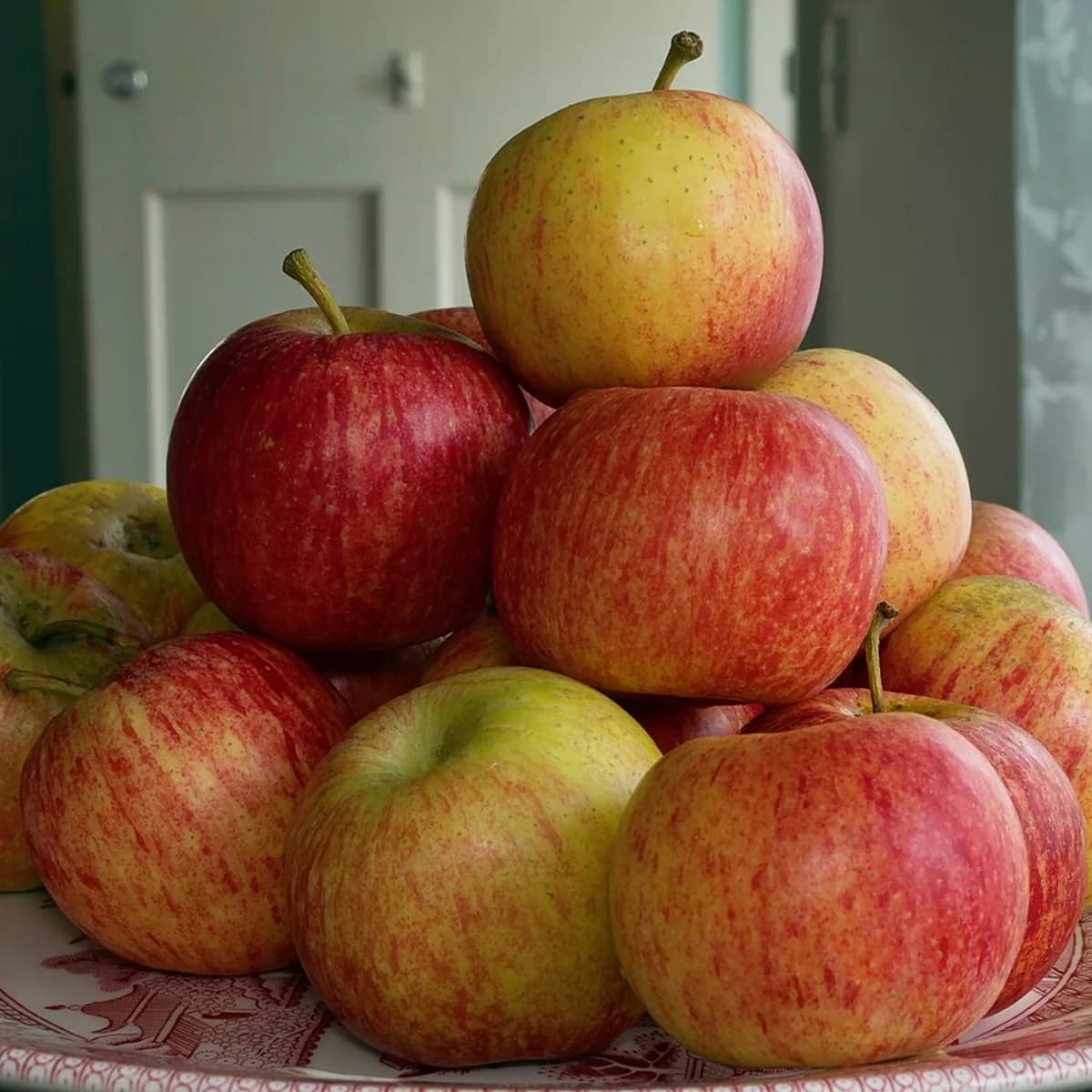 Crisp Royal Gala Apples 1.5 kg view 2