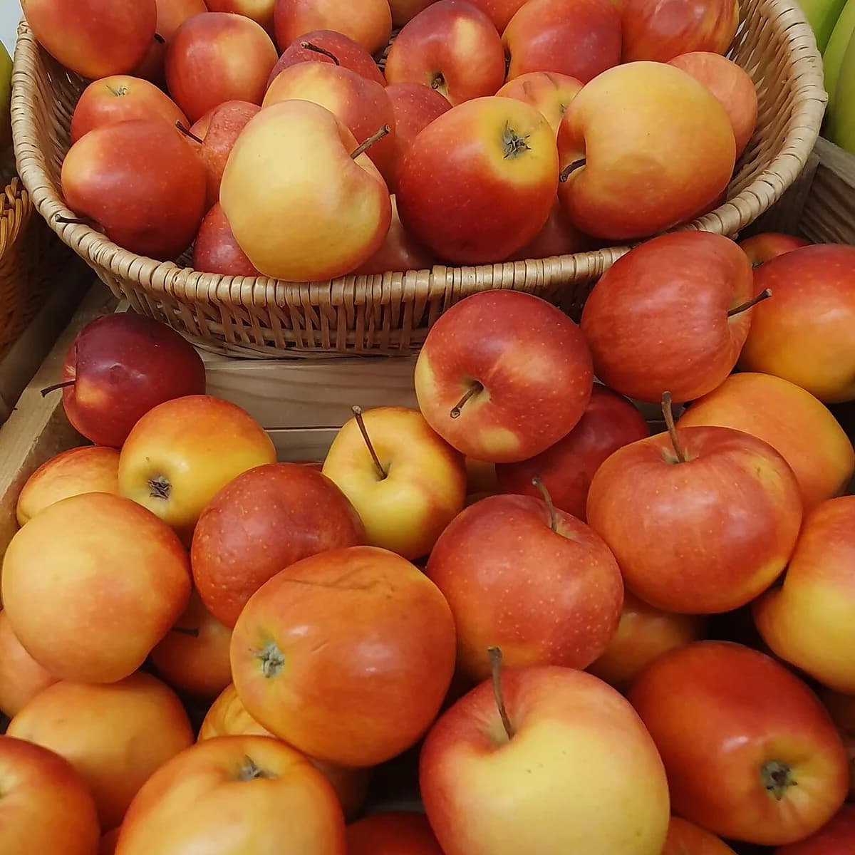 Crisp Royal Gala Apples 1.5 kg view 3